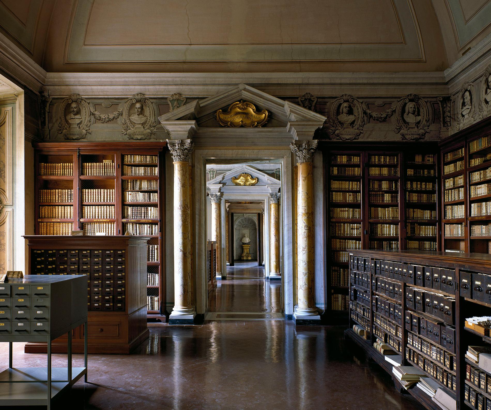 Самая известная библиотека. Библиотека Джироламини Италия. Красивая библиотека. Самые красивые библиотеки.