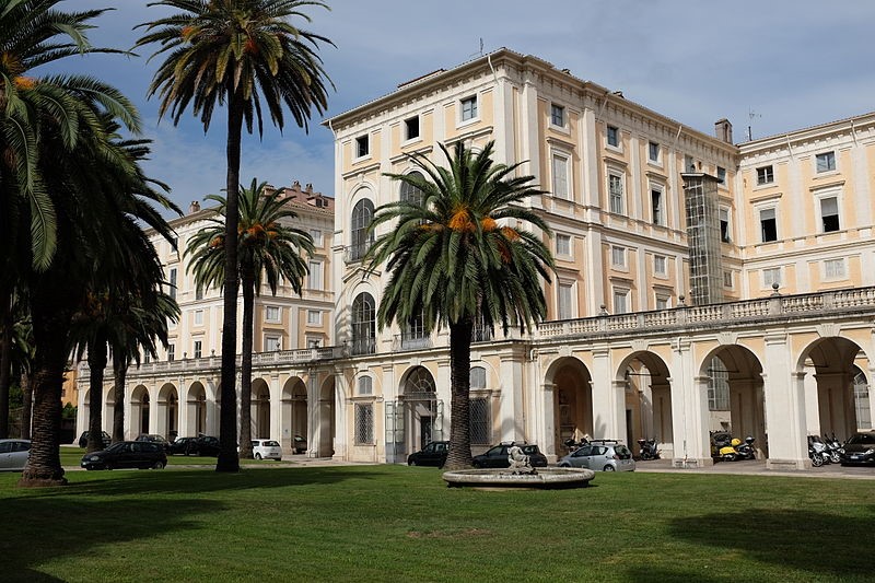 صورة واجهة قصر كورسيني الذي يحوي متحف القصر.