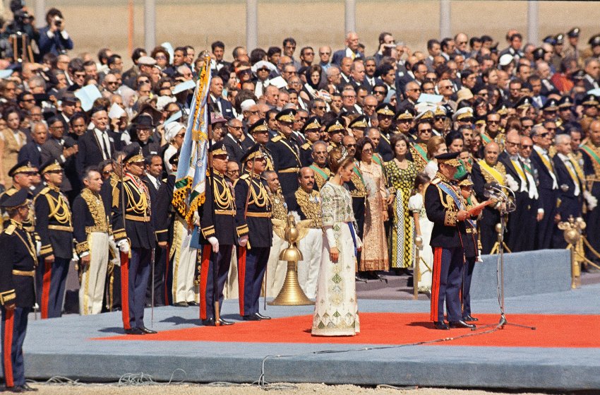 صورة شاه إيران وزوجته يلقي خطاباً في افتتاح احتفال القرن في بيريسبوليس