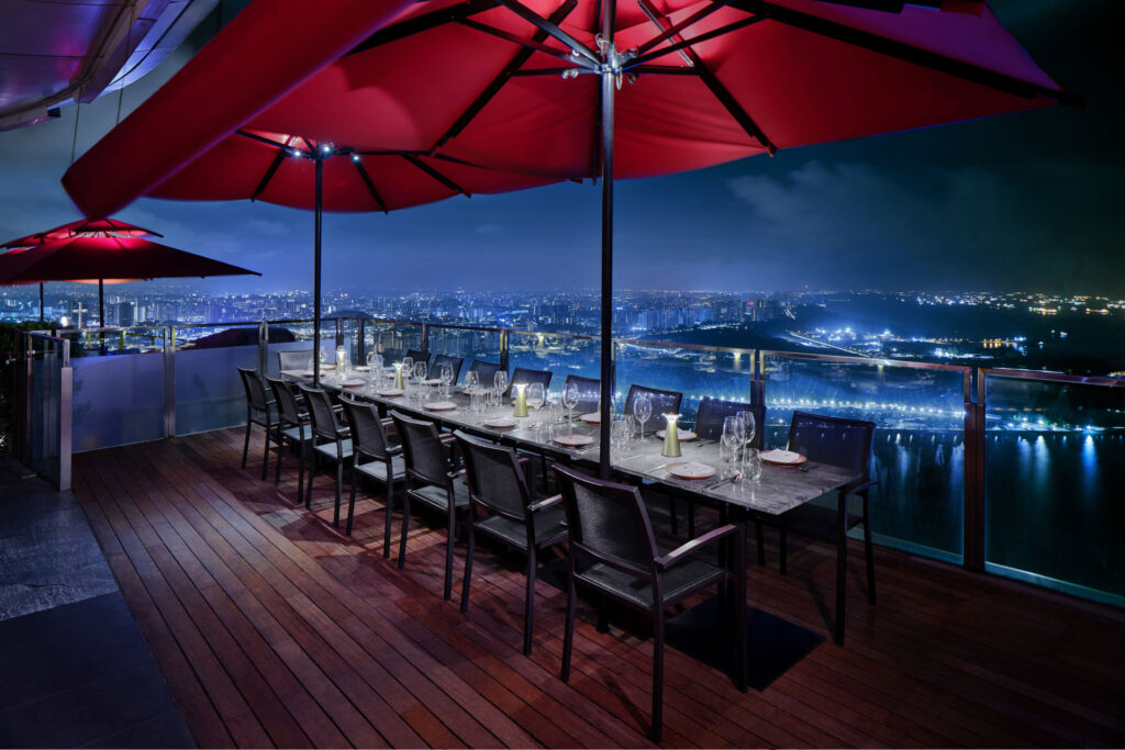 مطعم Ce La Vi سنغافورة - أجواءٌ أخاذة وإطلالةٌ بانوراميةٌ ساحرة، من على سطح فندق مارينا باي ساندز | منظر من الشرفة