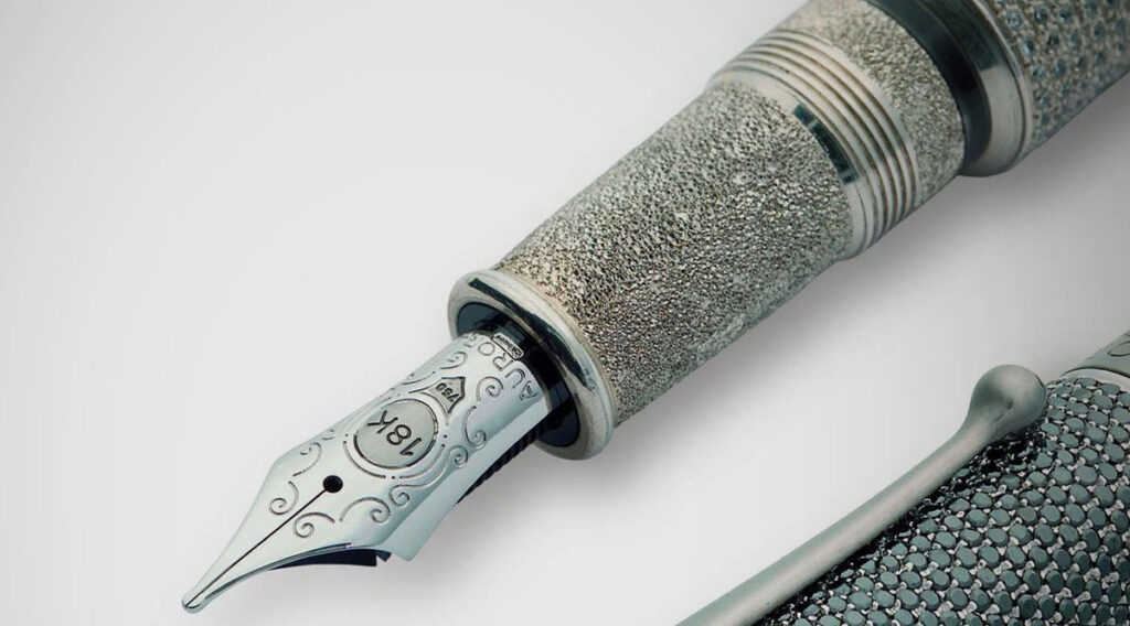 أغلى قلم في العالم “Aurora Diamante" صورة تظهر رأس القلم وعيار الذهب ١٨ قيراط