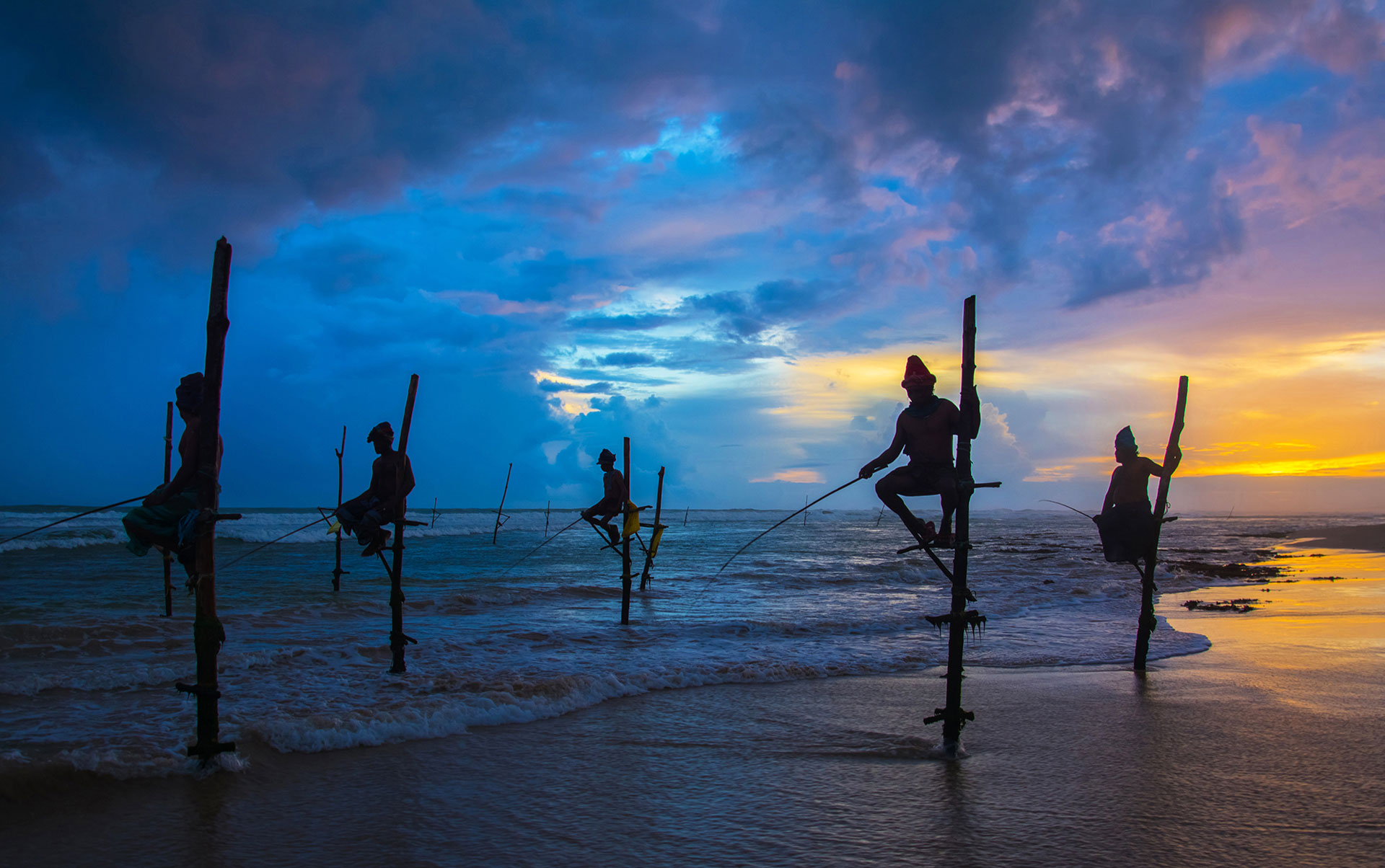 traditional-sri-lankan-stilt-fishermen-sri-lanka_l