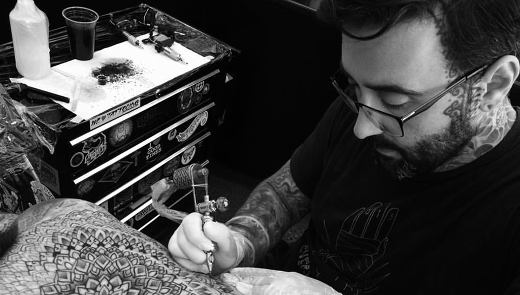 What to Expect during Your Tattoo  - Best tattoo for men - Tattoo Artist