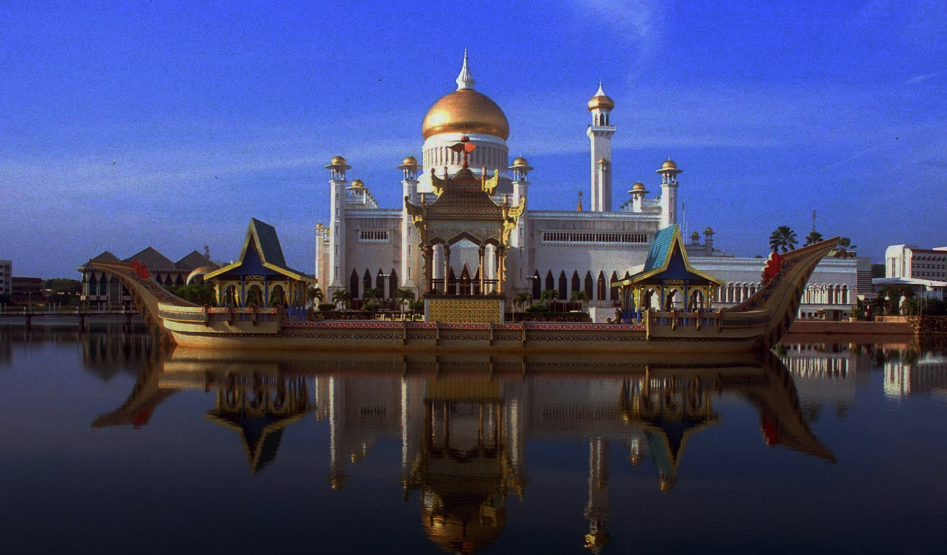 Istana-Nurul-Iman-Palace-Brunei-Main-01