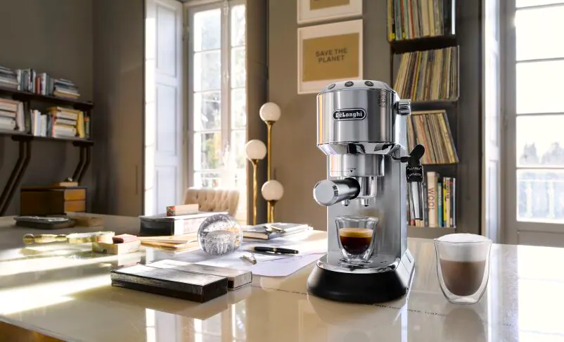 آلة (De’Longhi Dedica)، أفضل ماكينة قهوة يدويةٍ صغيرة الحجم