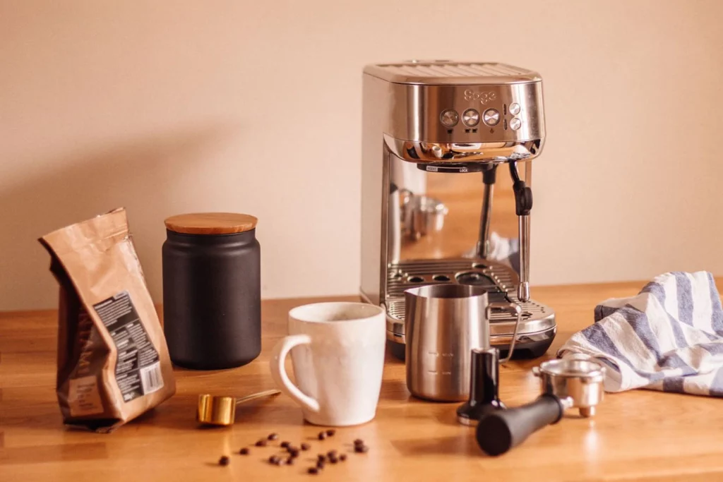  آلة الإسبريسو (Sage Bambino)، أفضل ماكينة قهوة يدويةٍ موفرةٍ للمساحة